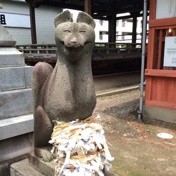 きつね石造